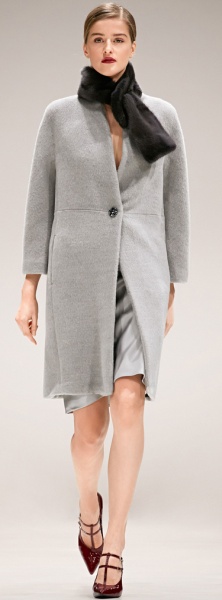 модель серого цвета элегантное пальто для пышек