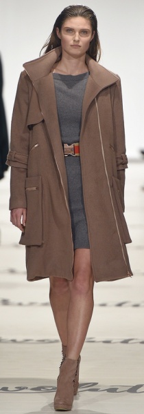Красивое и стильное коричневое пальто для полных женщин