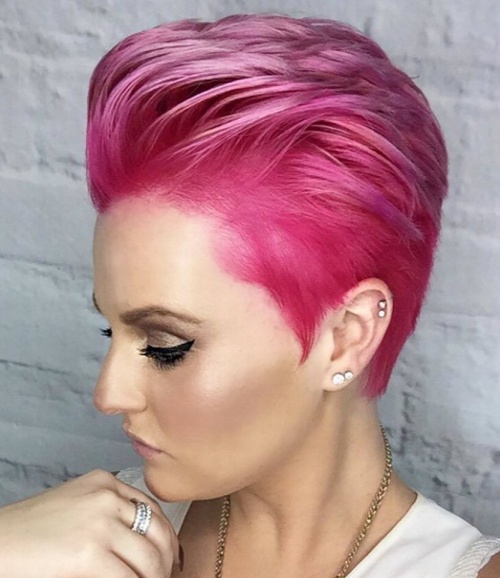 короткая стрижка на розовых волосах без челки