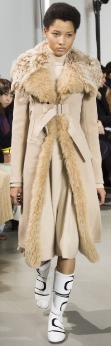 дубленка-пальто бежевого цвета с застежкой-ремнем вместо пуговиц или молнии