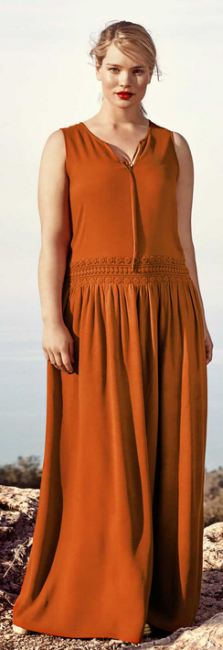 фасон летнего платья макси с открытыми руками для полной женщины с удлиненной заниженной талией