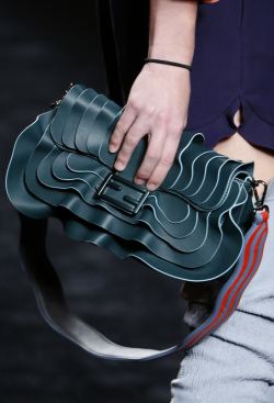 зеленая сумка-багет с кожаныи воланами от Fendi