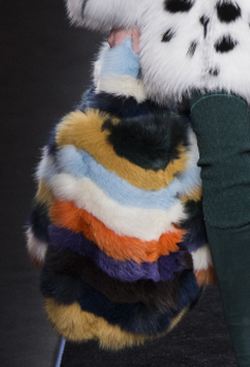 меховая сумка  с цветными контрастными полосами от бренда Fendi