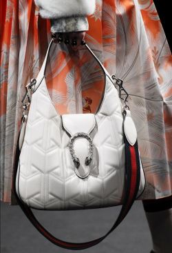 Белая сумка хобо от Gucci