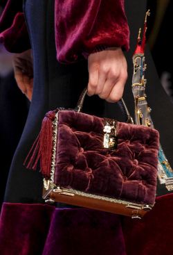 бархатная сумка с кистями от Dolce & Gabbana