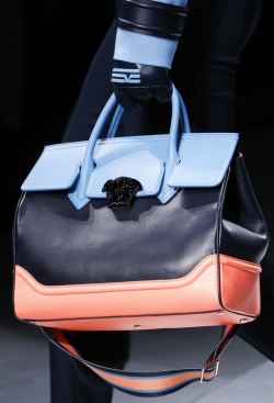 Какие сумки в моде осенью - сумка-боулинг от от Versace