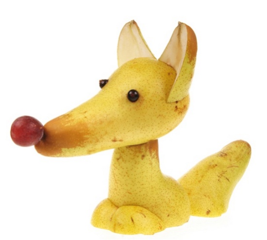 фигура собаки из фруктов - груша
