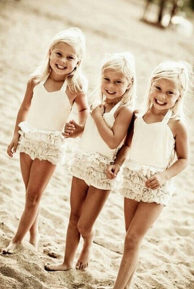 Girls cuties. Маленькие блондинки. Тройняшки блондинки. Маленькие близняшки блондинки. Три девочки.