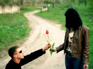 парень дарит цветок девушке