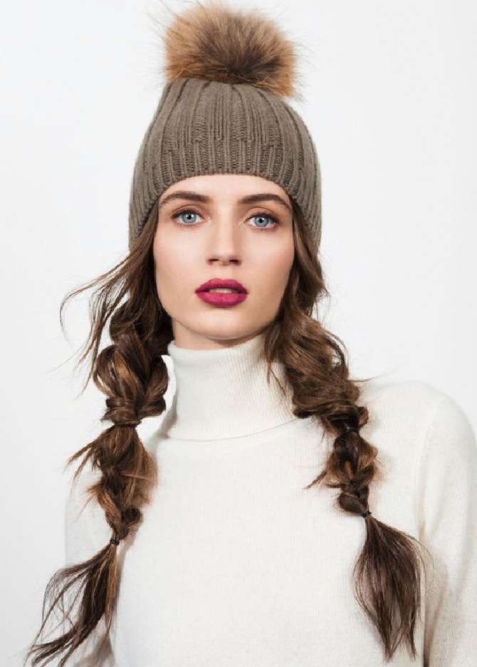 зимние косы с вязаной шапкой - идеи зимних причесок