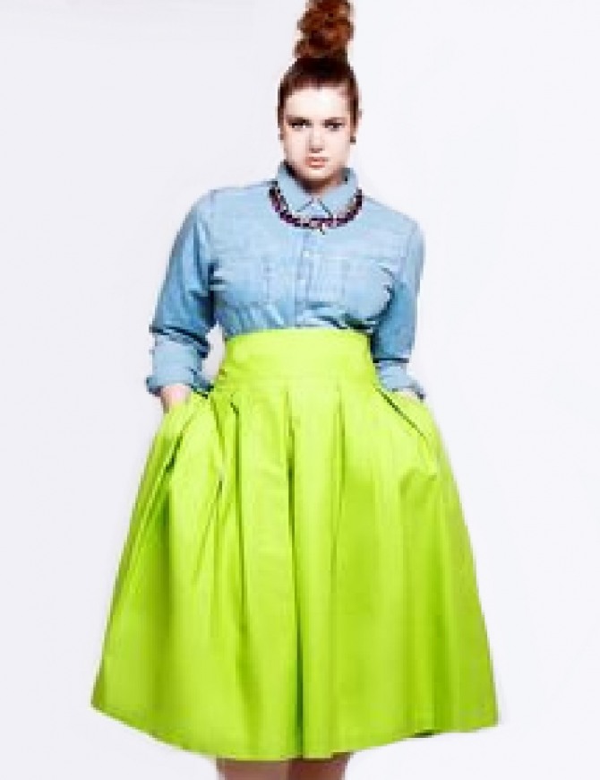 зеленая юбка в складку на широком поясе - мода для полных весна-лето 2018
