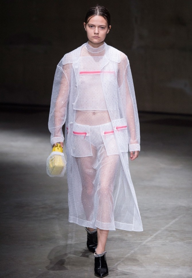 Модное летнее женское пальто 2018 из прозрачной ткани от бренда christopher kane