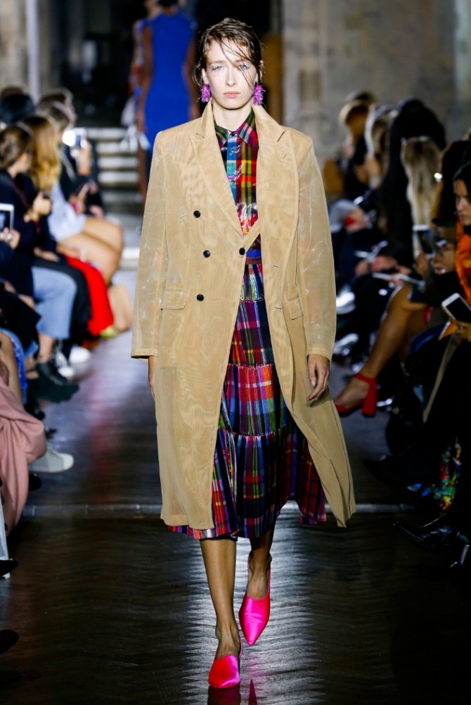 летняя мода 2018 - летнее пальто из прозрачной ткани от бренды Toga