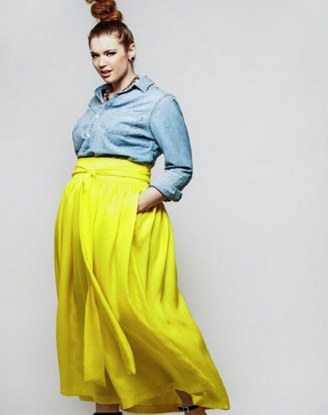 желтая летняя юбка для полных с джинсовой рубашкой