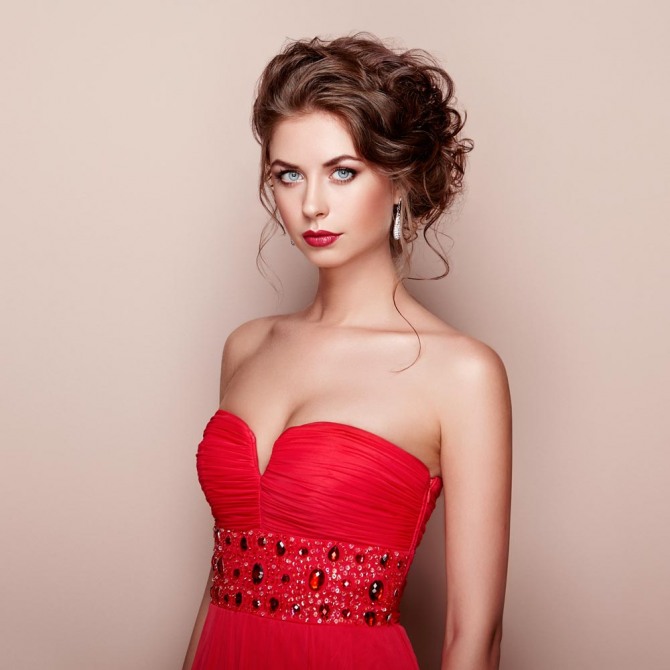 вечерний элегантный образ с красным платьем
