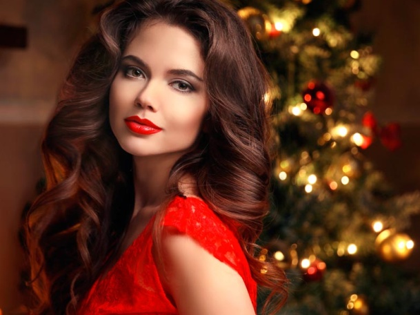 фото красивой женщины на фоне новогодней елки