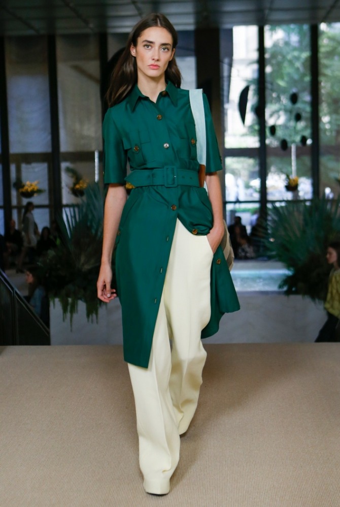 зеленое платье сафари поверх белых брюк
