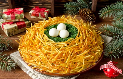 новогодний салат оформленный в виде гнезда