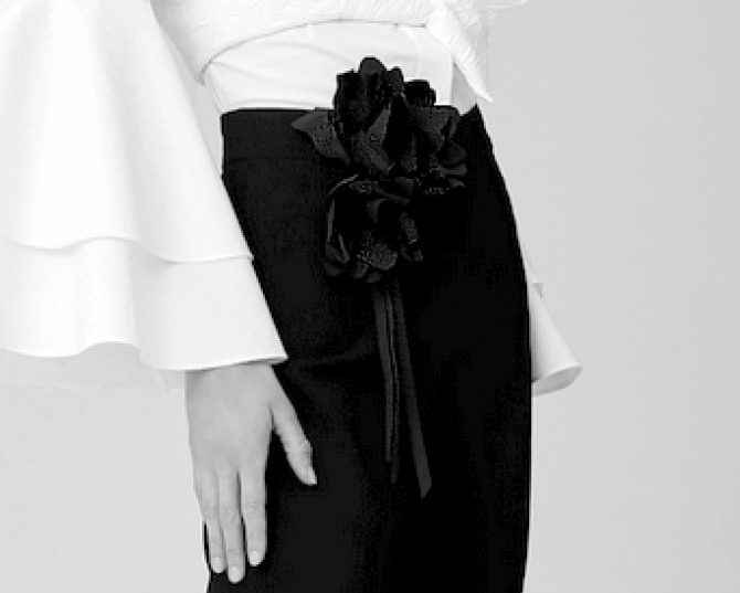 вечерняя черная юбка с объемными цветами на талии