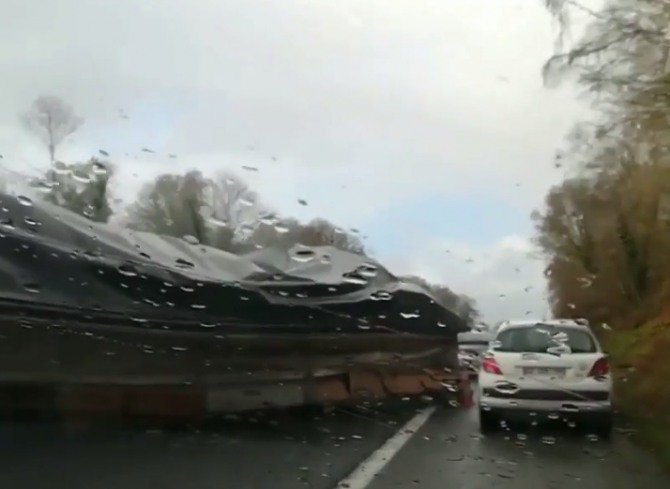 Ураганный ветер во Франции поднял многотонный ангар с курами в воздух и унес его за полкилометра