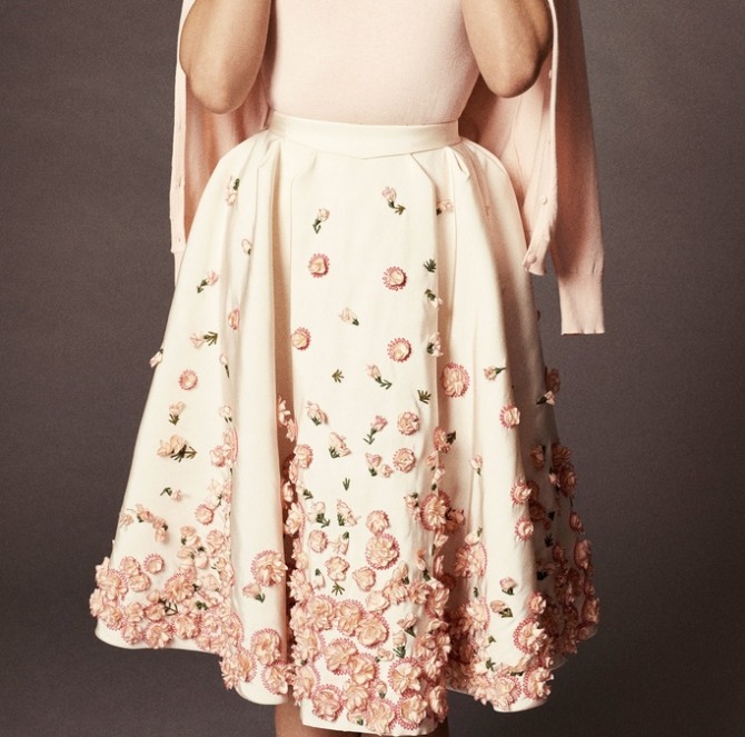нарядная широкая юбка кремового цвета с объемными цветочными аппликациями и защипами у пояса