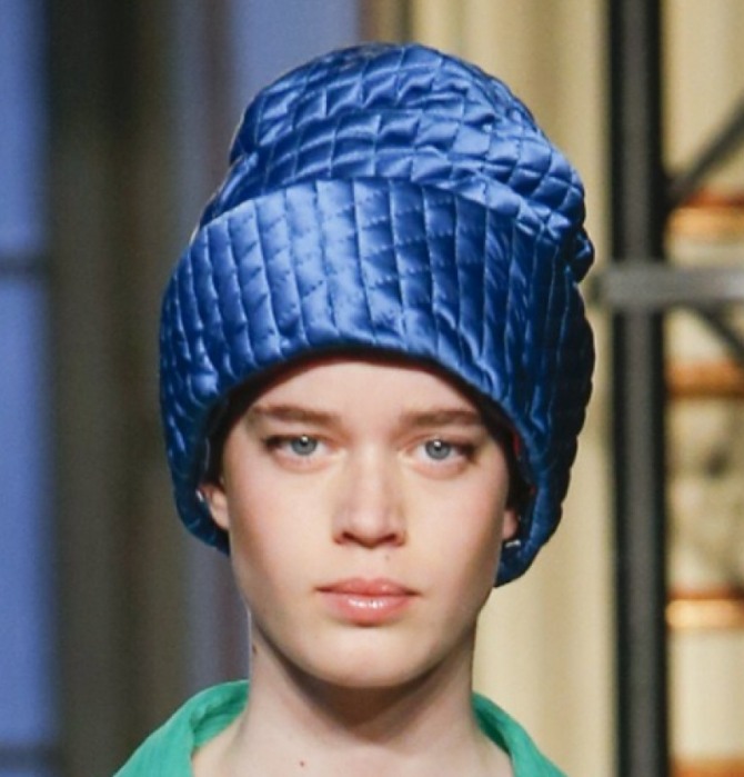 модный тренд осень-зима 2018-2019 - женская шапка стеганый колпак с манжетой