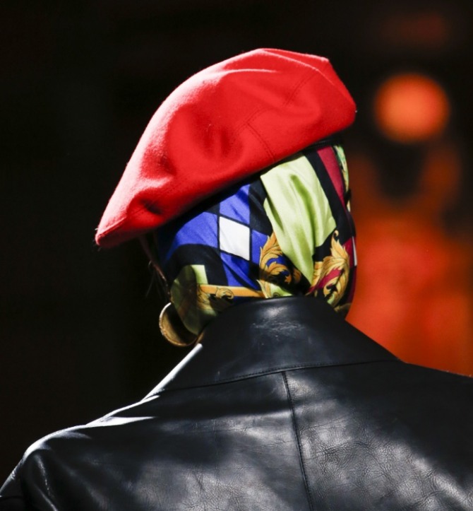 Красный берет от Versace поверх цветного шелкового платка