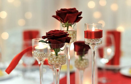 декор стола в день святого валентина в красных тонах - цветы, свечи, фужеры