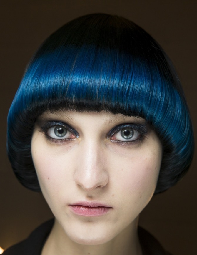 стрижка сессун на средних волосах с окрашиванием прядей в синий цвет - мода 2018 года