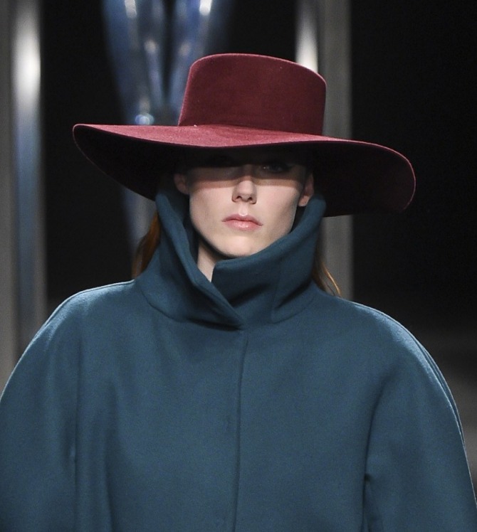 Бордовая широкополая шляпа от Alberta Ferretti