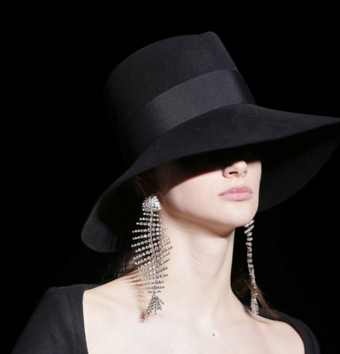 Модный показ Осень-Зима 2018-2019 - черная шляпа от Saint Laurent