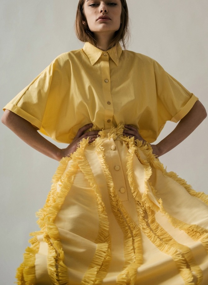 желтое летнее платье-рубашка, декорированное тесьмой из бахромы