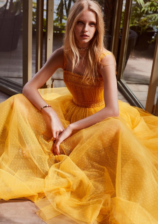 кружевное платье макси желтого цвета с пышной юбкой