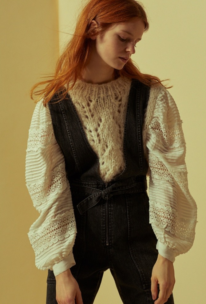 модный молодежный комплект джинсовый комбинезон со свитером, отделанным кружевными вставками от бренда Sea
