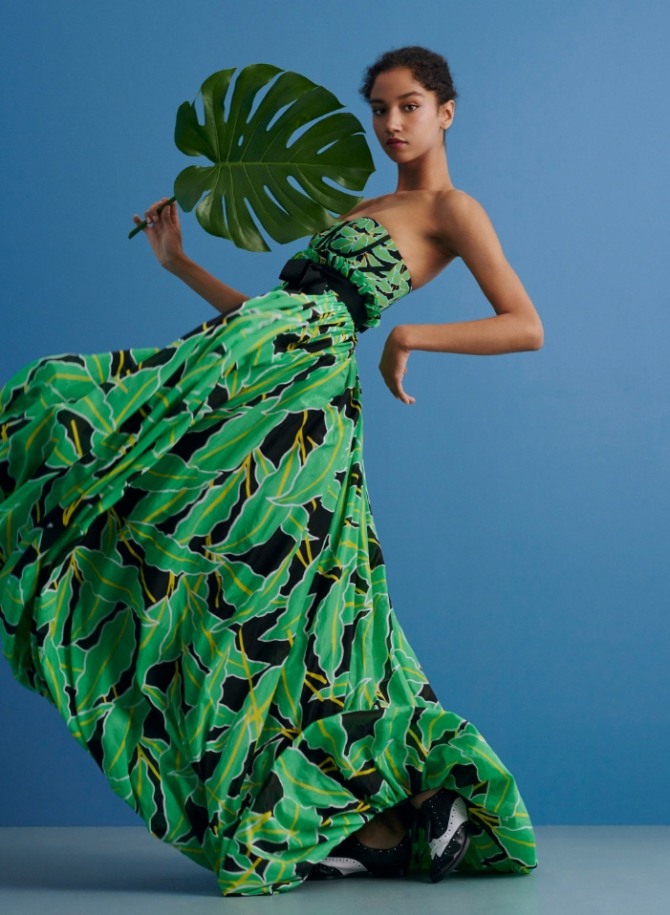 летнее платье в зеленой цветовой гамме с тропическим принтом