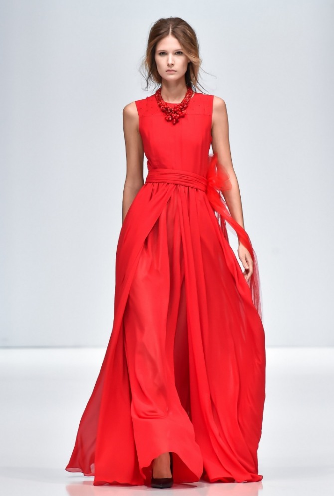 образ для выпускного бала: красное платье в пол и прическа с косой