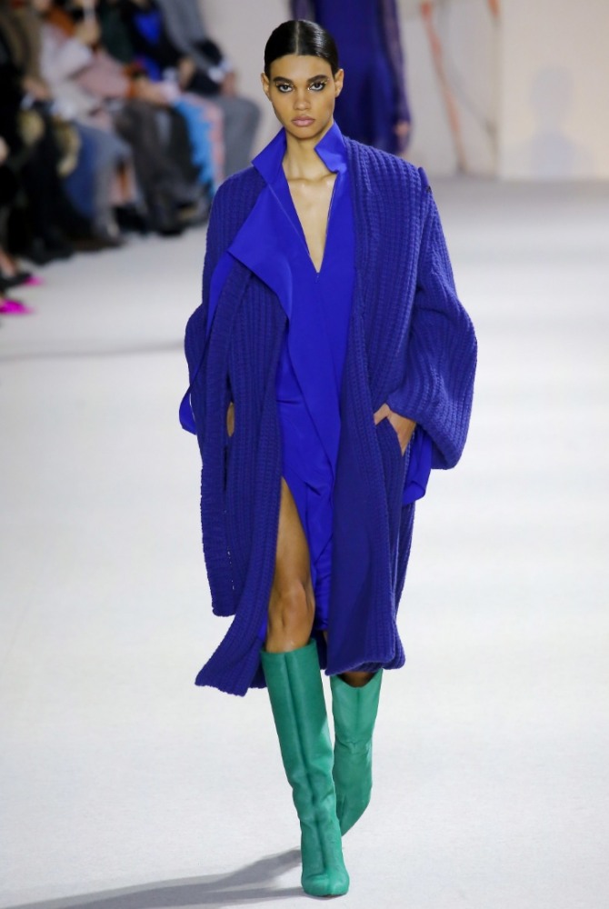 темно-фиолетовое вязаное пальто миди