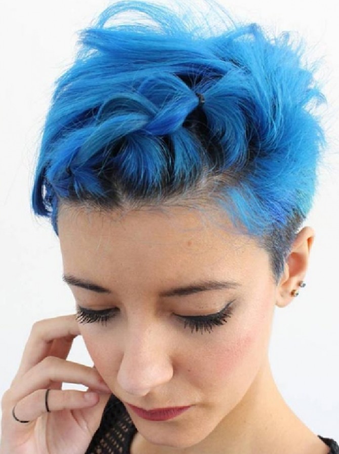 пикси на коротких синих волосах