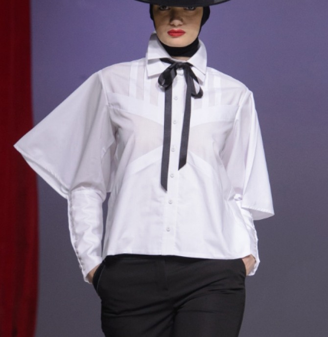 стильная белая блузка, декорированная черной лентой-галстуком