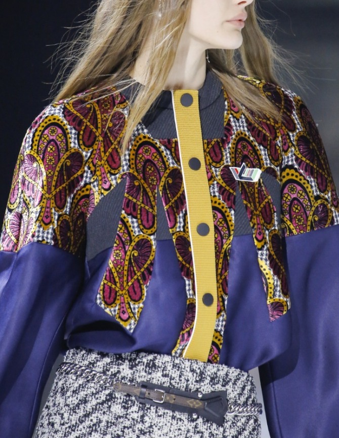 нарядная блузка с яркими вставками и контрастной по цвету планкой с пуговицами