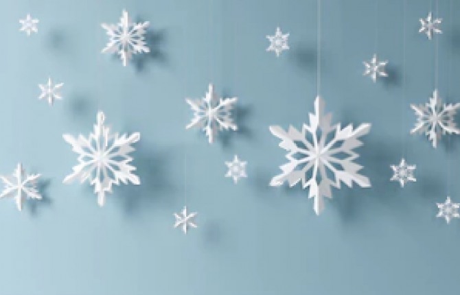 новогодний декор помещений при помощи бумажных снежинок на голубом фоне