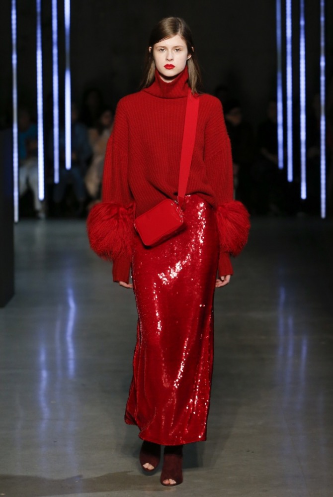 красная узкая прямая юбка из металлизированной ткани с красным свитером