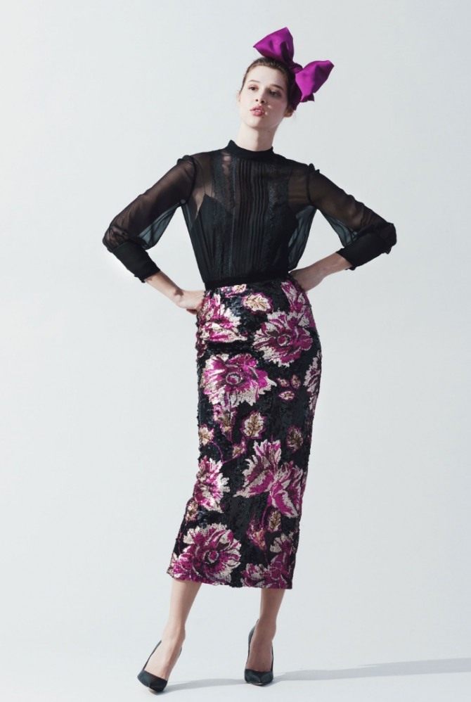 нарядная юбка-карандаш с крупным цветочным рисунком на черном фоне
