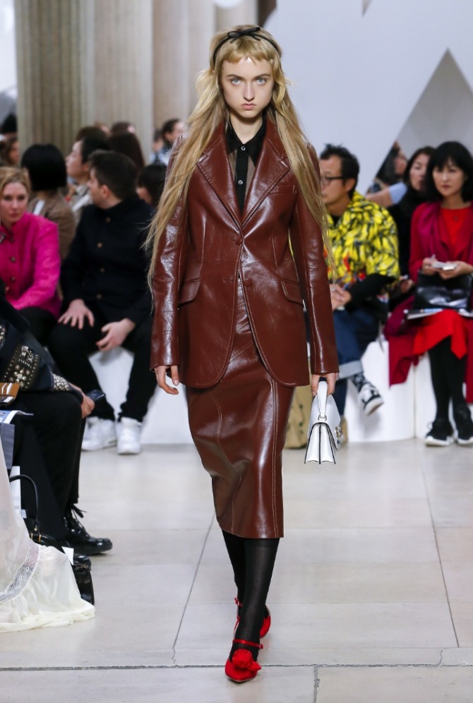 кожаная коричневая юбка-карандаш в сочетании с кожаным пиджаком