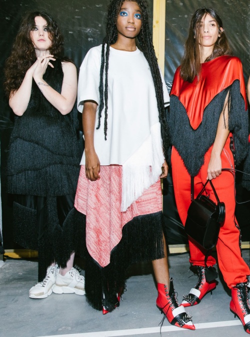 Новинки модной одежды для полных девушек из коллекции Marques'Almeida на весенне-летний сезон 2019