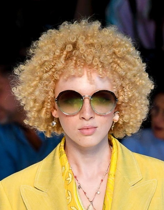 химическая завивка - "баран" на волосах средней длины, блонд - модный тренд весна-лето 2019