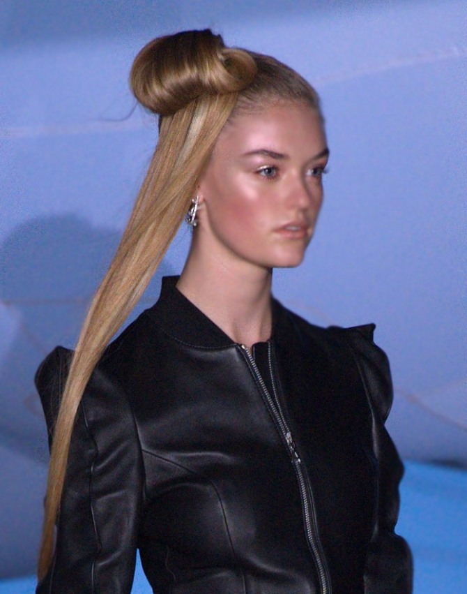 блондинка модель с красивой прической - боковой пучок на длинных волосах
