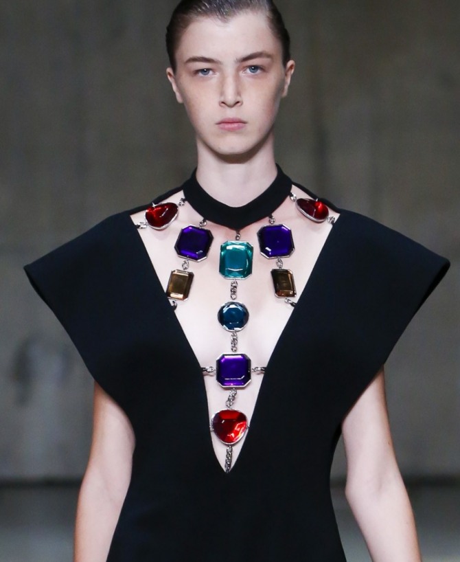 оригинальный декор вечернего платья в минималистическом стиле крупными цветными прозрачными камнями