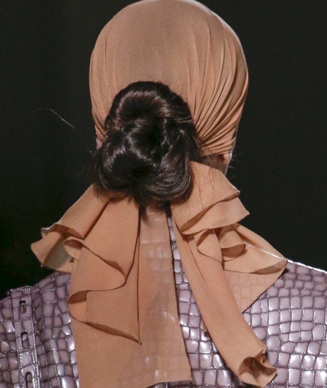 элегантно завязанный головной платок из нежного шифона
