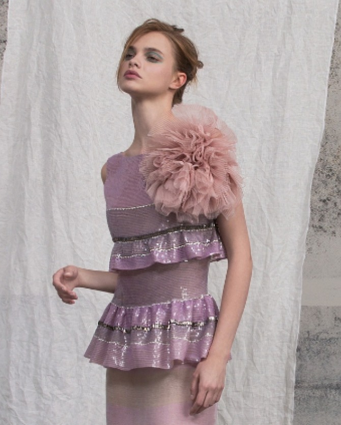 огромная розовая тканевая брошь-цветок на платье